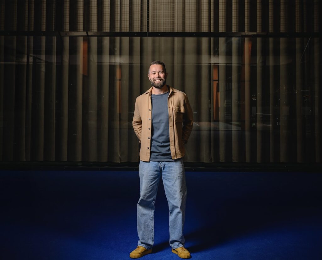 Drawing a curtain over padel acoustics